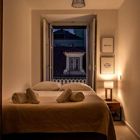 Lovely 2 Bed In The Heart Of With Ac By Lisbeyond *