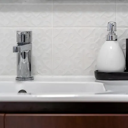 Lovely 2 Bed In The Heart Of With Ac By Lisbeyond דירה ליסבון